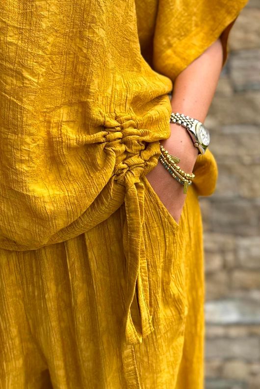 Kiti Paisley Damask Hitch Tee Tumeric